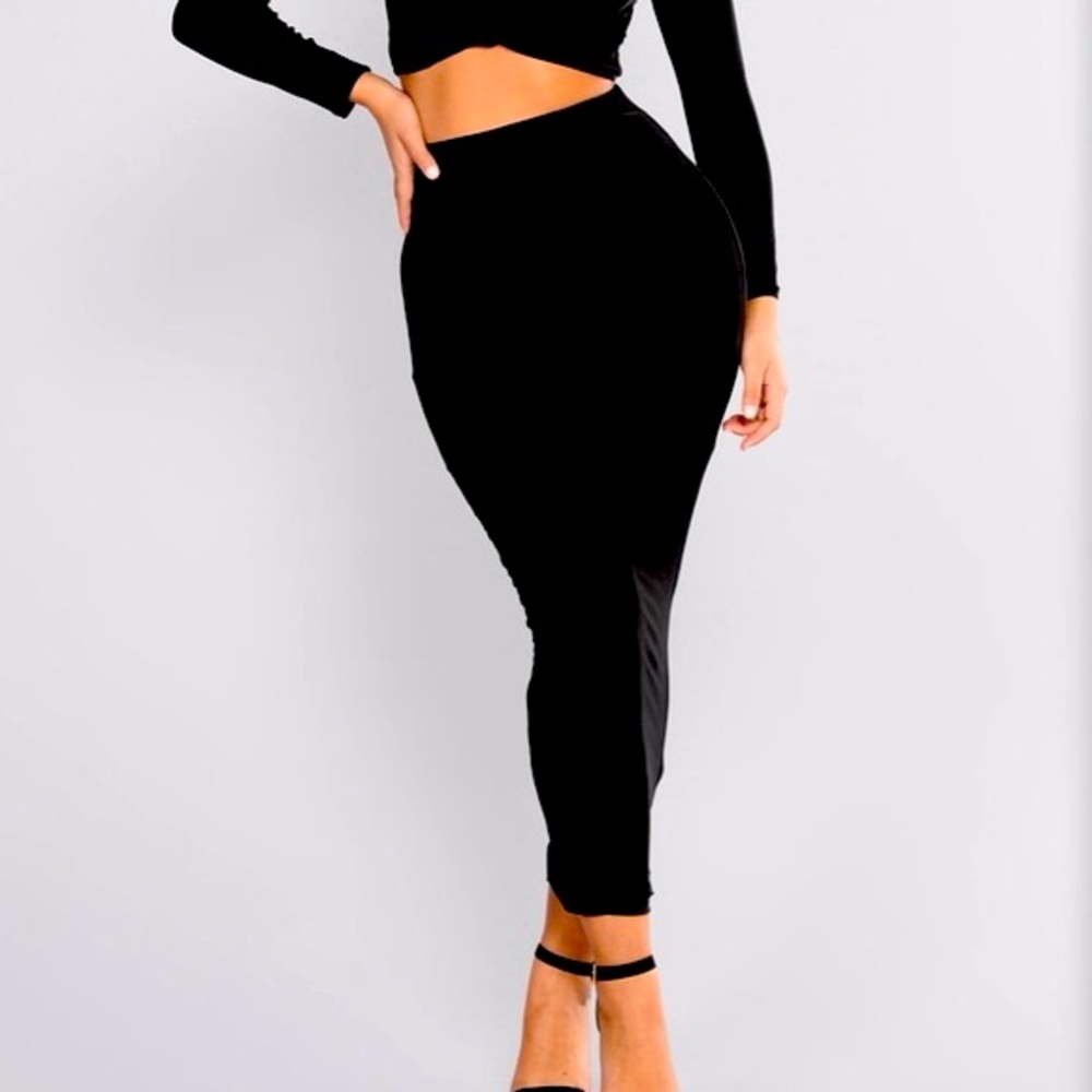 Long black highwaisted pencil skirt